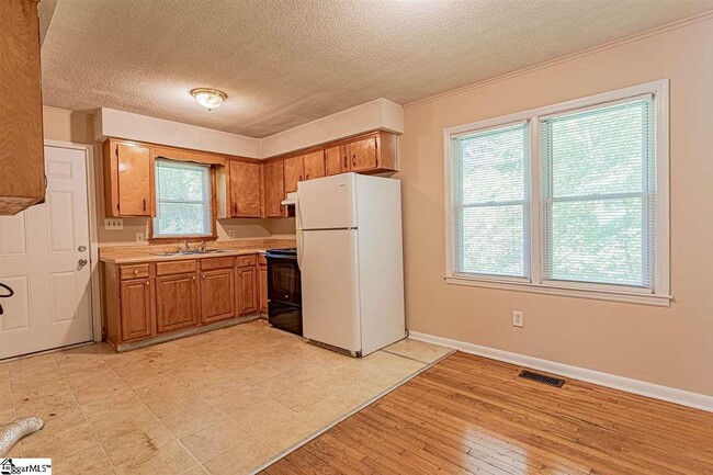 Building Photo - 300 Amherst Dr