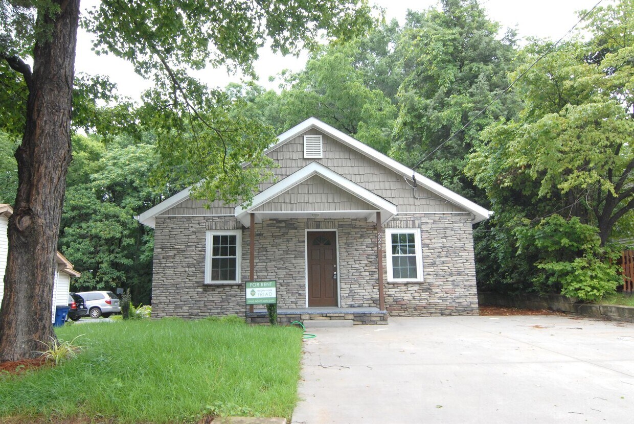 Primary Photo - Adorable newly renovated 2 bedroom 1 bath ...