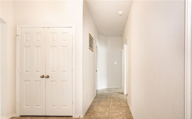 Foto del edificio - 4 bedroom 2 bathroom home! Lawncare included!