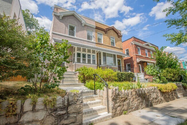 Building Photo - Exquisite 4 BR/3.5 BA EOG Townhome in Takoma!