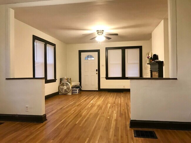 Sala de estar y comedor abiertos - 2307 Neil Ave