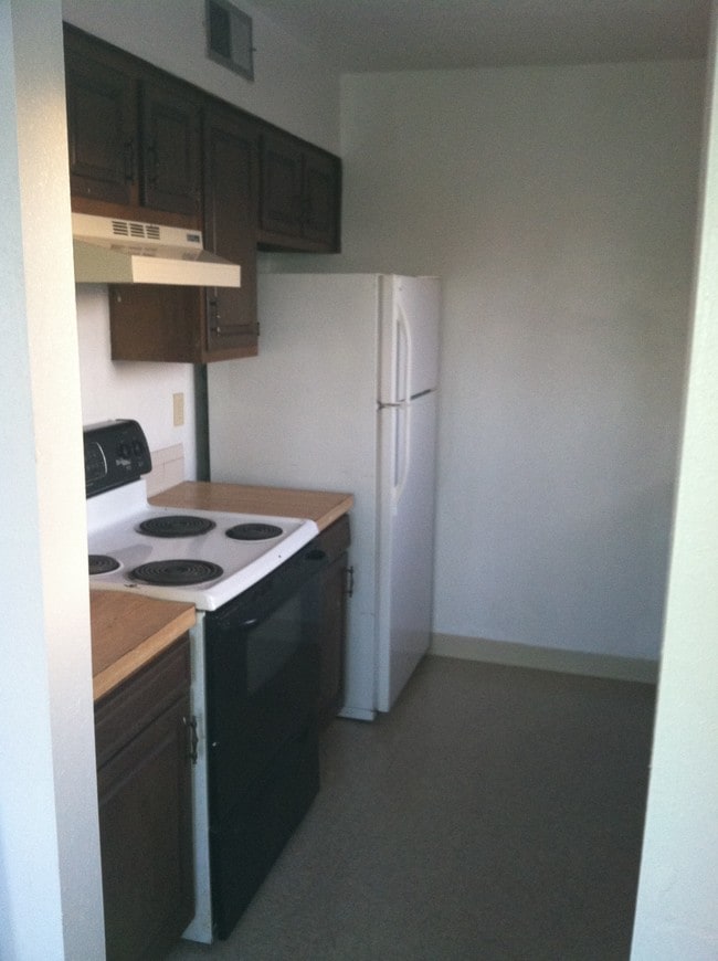 Building Photo - 819 Parkview Dr