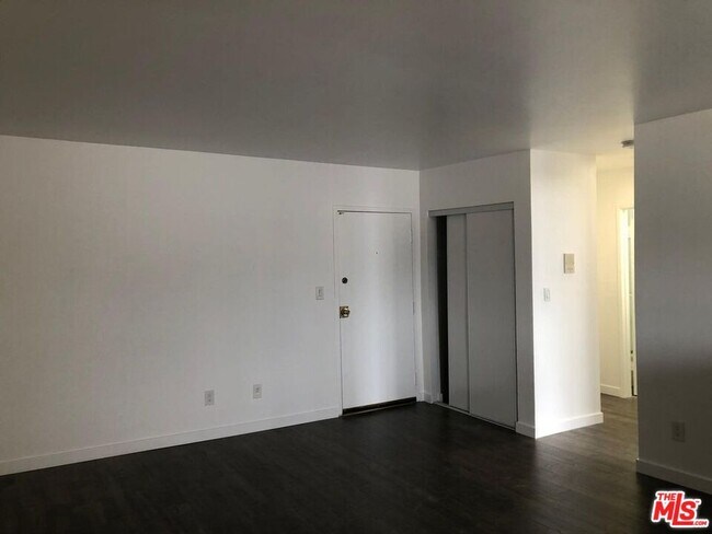 Foto del edificio - 18530 Hatteras St