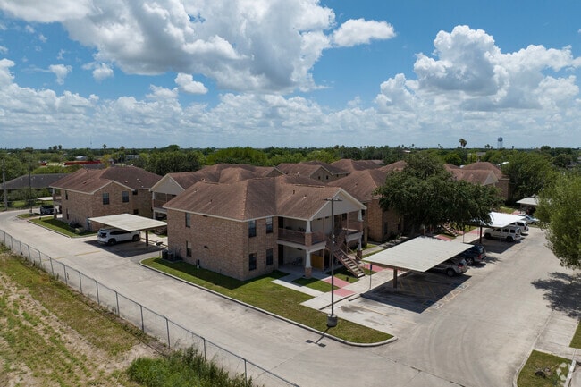 Aerial Context - La Villa De Alton