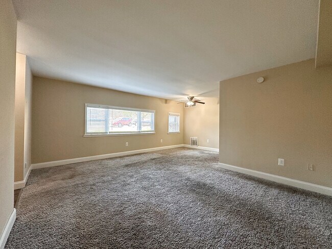 Sala de estar alfombrada - Springfield Valley Apartments