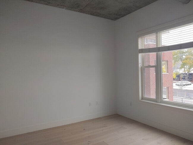 Building Photo - GORGEOUS 1 BED/1 BATH LOCATED IN THE DESIR...