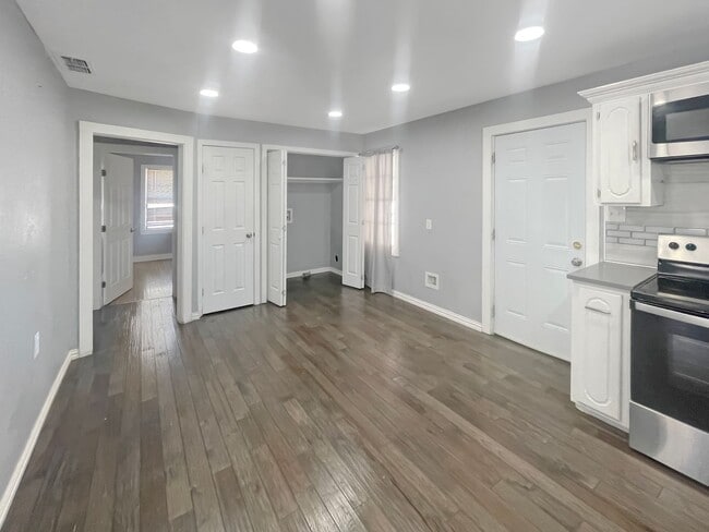 Building Photo - 312 E Sanger St