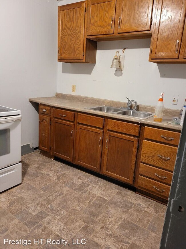 Building Photo - 4 br, 1 bath House - 635 E 13th St