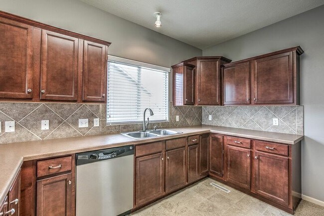 Foto del edificio - 19110 W St