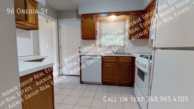 Building Photo - 96 Onieda St. - Charming Pontiac 2Bed/1Bat...