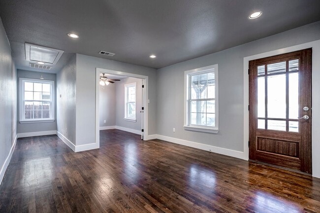 Foto del edificio - Must see this Renovated home located in Da...
