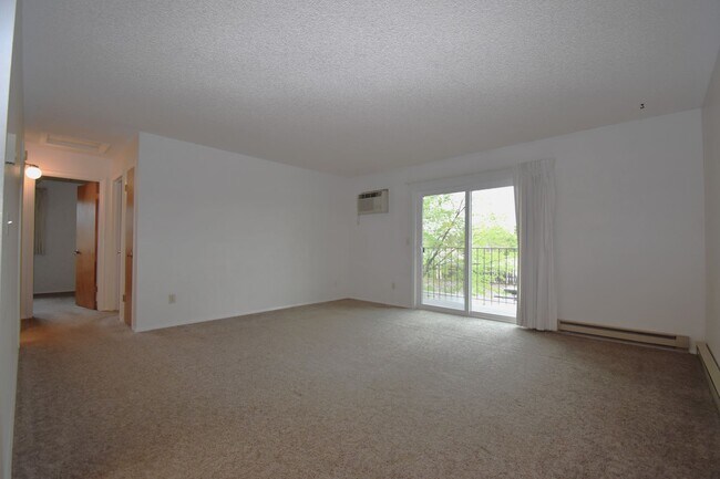 Foto del edificio - Spacious top floor! Close to downtown!