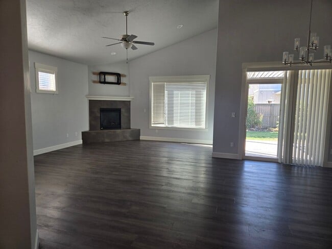 Building Photo - Beautiful Home with Comfort and Convenienc...
