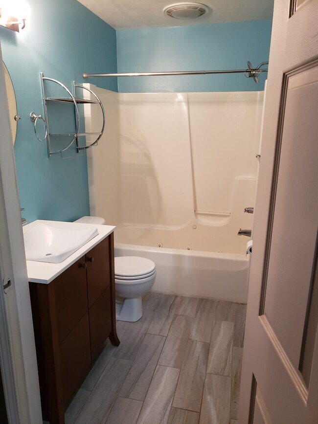 Baño principal - 100 S Huron St