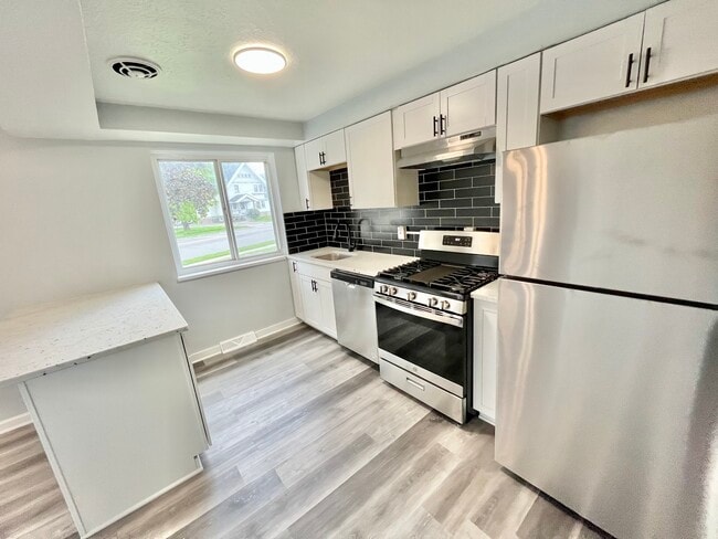 Building Photo - Mayfield 16 Townhomes