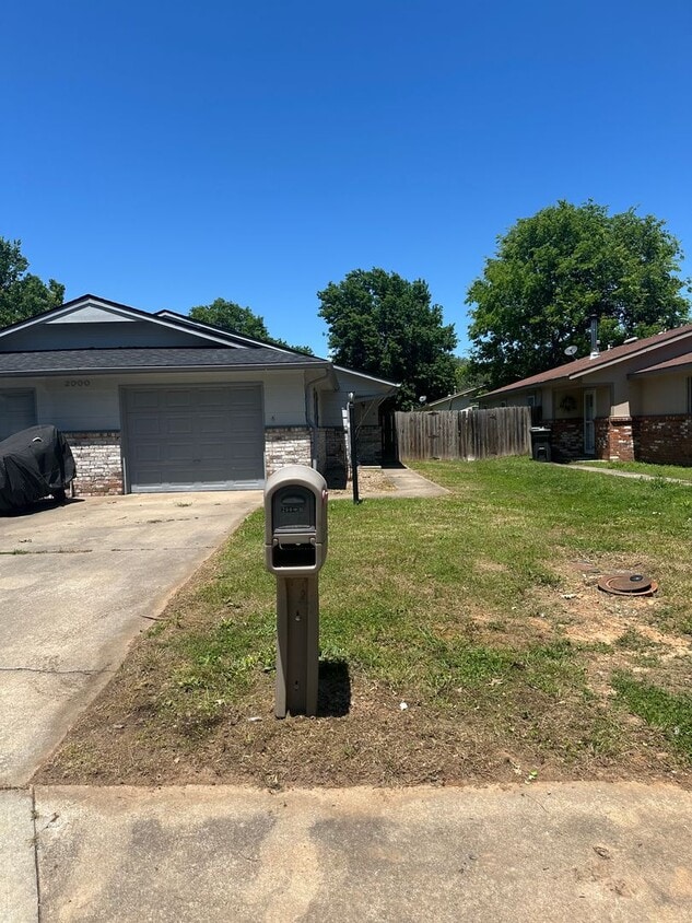 2 Bedroom, 1 Bathroom, Right side of Duplex with fenced-in backyard and 1x Car Garage - 2 Bedroom, 1 Bathroom, Right side of Duplex with fenced-in backyard and 1x Car Garage