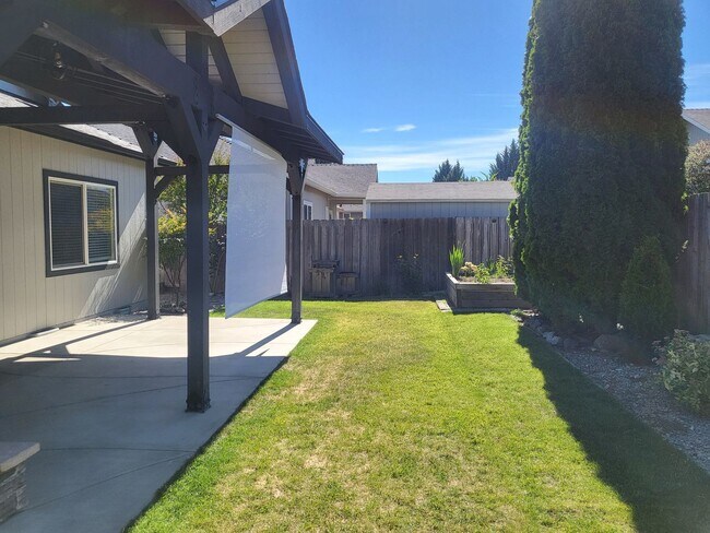 Foto del edificio - 3 bed 2 bath Home for Rent in Grants Pass