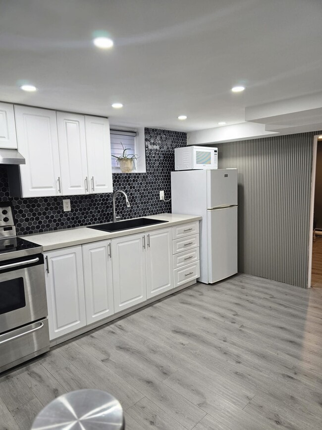 Building Photo - 46 Lippincott St W