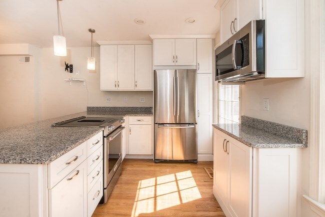 Foto del edificio - Available Now! Modern Row House in the Heart of Foggy Bottom with 1 Car Garage!