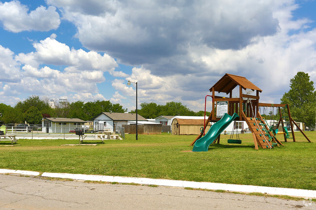 Building Photo - El Reno Estates