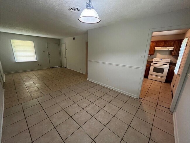 Building Photo - 900 Memory Ln
