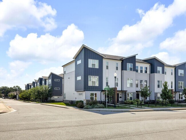 Building Photo - 319 Steeples Blvd