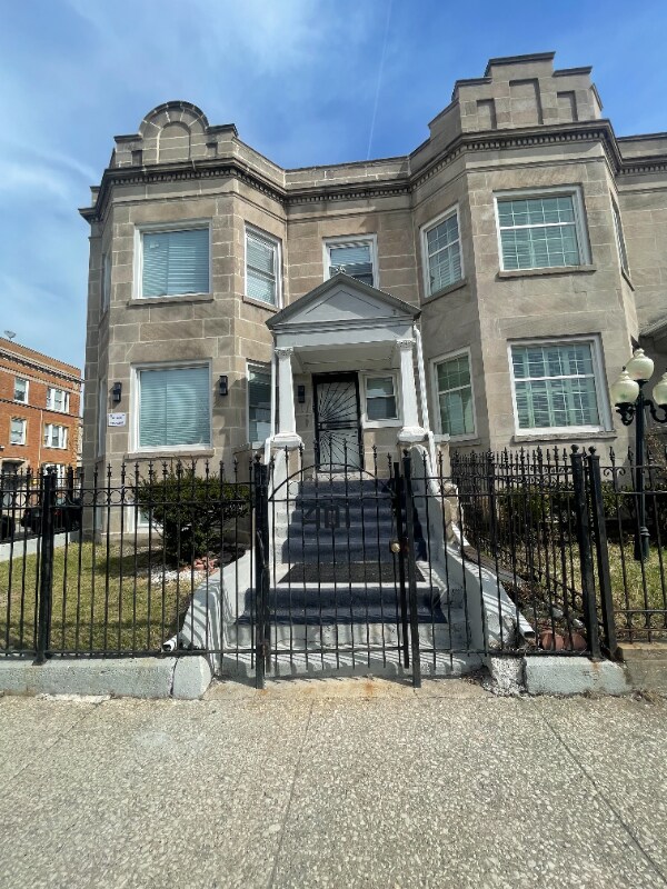 Primary Photo - 401 S Homan Ave