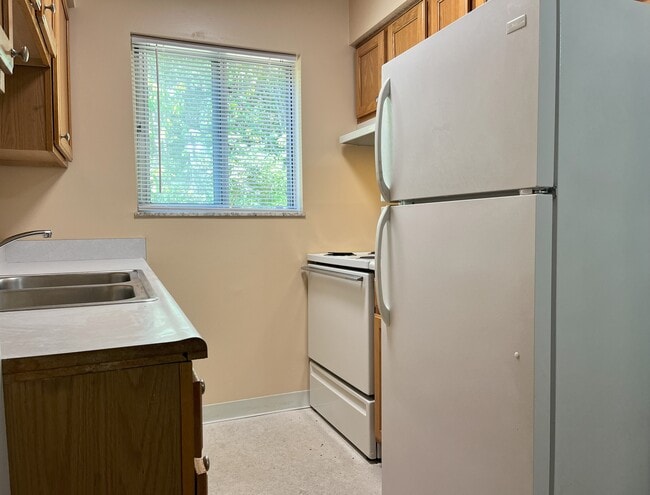 Kitchen - 5609 Happy Hollow Rd