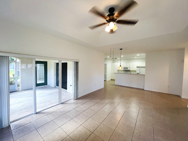 Foto del edificio - 1827 Sandhill Crane Dr