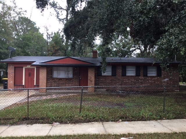 Building Photo - 4 Bedroom Brick Home