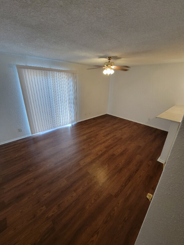 Foto principal - 203 Sprucewood Ln