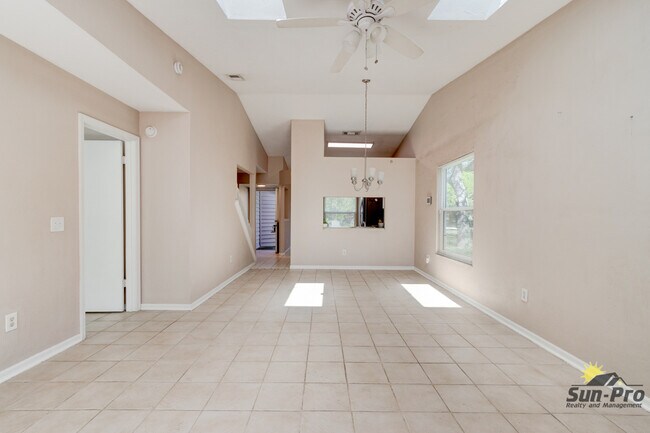 Foto del edificio - 1126 Hermitage Ct