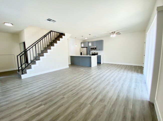 Building Photo - 6941 Hazeltine Ave
