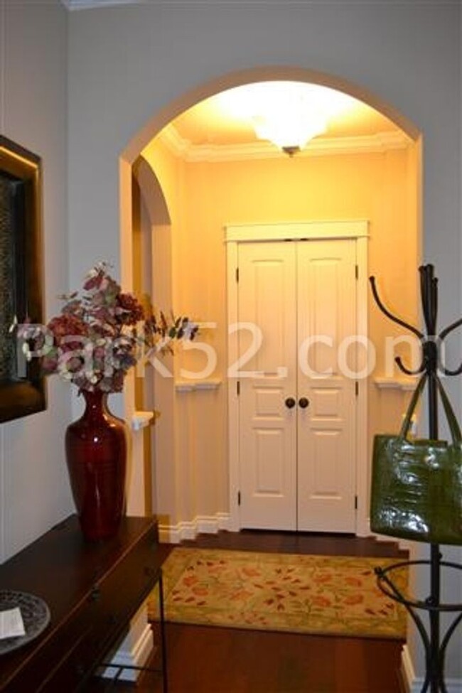 Building Photo - 1 Bed 1.5 Bath Theater District Condo + Am...