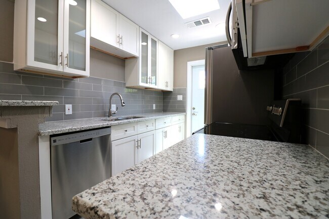 Foto del edificio - 101 North Oak Street, Unit #C