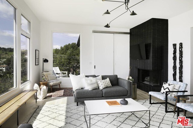 Foto del edificio - 2935 Hollyridge Dr