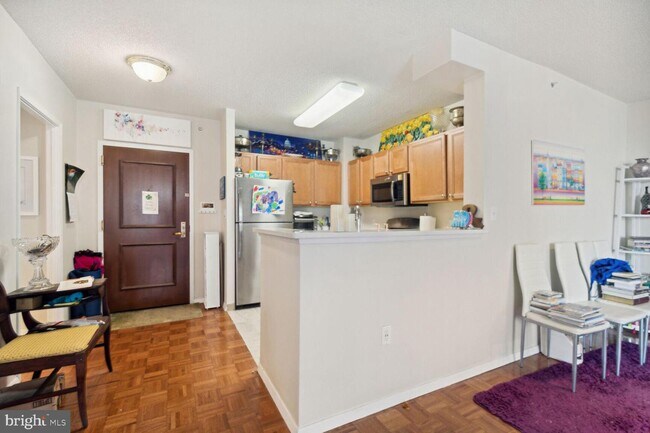 Foto del edificio - 7111 Woodmont Ave
