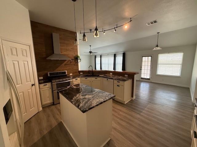 Building Photo - 1121 Wigwam