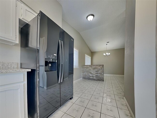 Building Photo - 23426 Canyon Lake Dr