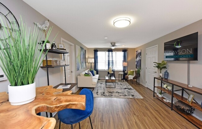 Sala de estar con pisos estilo madera noble - Grayson