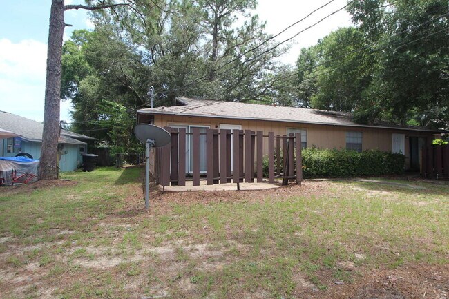 Foto del edificio - North Pensacola 2BR Duplex with Private Pa...