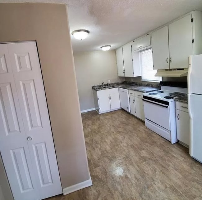 Building Photo - 2 bedroom home with 1+ car garage, pet fri...