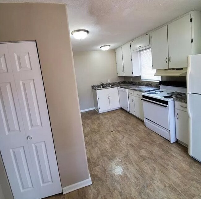Foto del edificio - 2 bedroom home with 1+ car garage, pet fri...