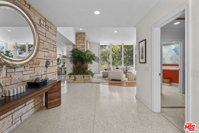 Foto del edificio - 1743 Stone Canyon Rd