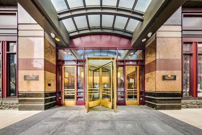 Foto del edificio - 100 E Huron St