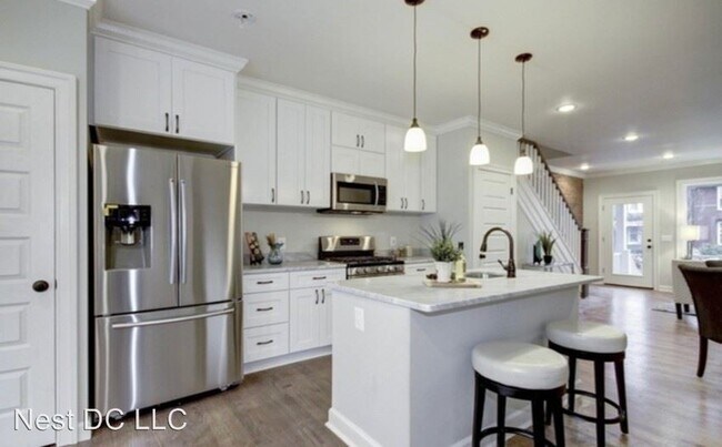 Building Photo - 3 br, 2.5 bath House - 127 18th St SE