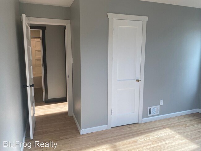 Building Photo - 3 br, 1 bath House - 224 5th Ave NE