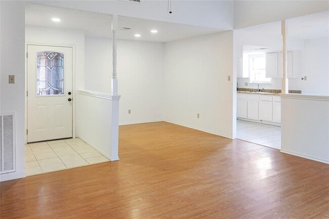 Building Photo - 2802 Heritage Bend Dr