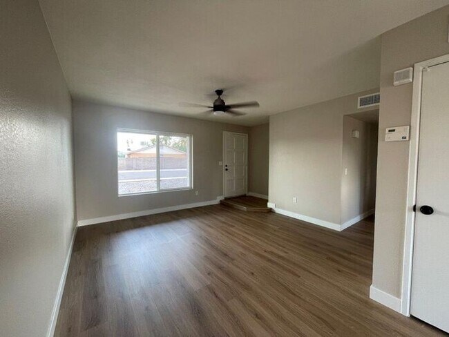 Foto del edificio - 3831 S Mitchell Dr