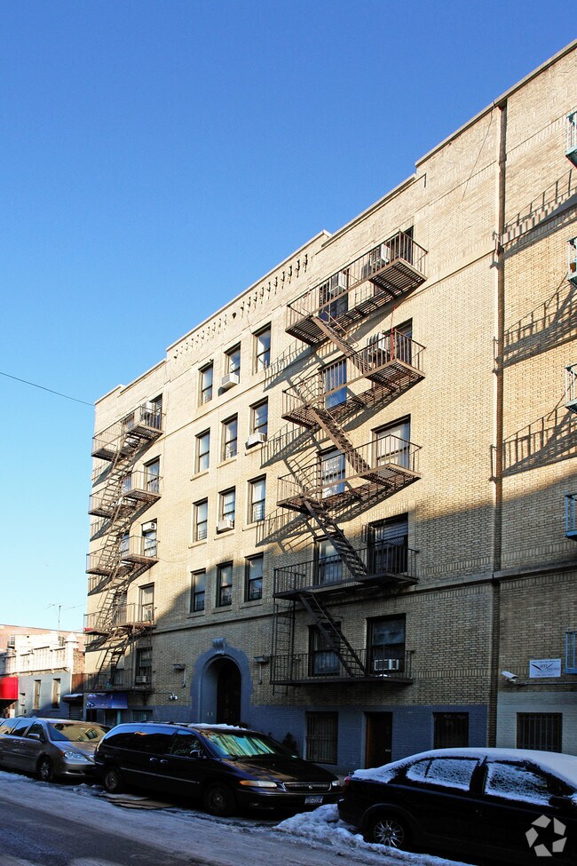 Building Photo - 565 W 188th St